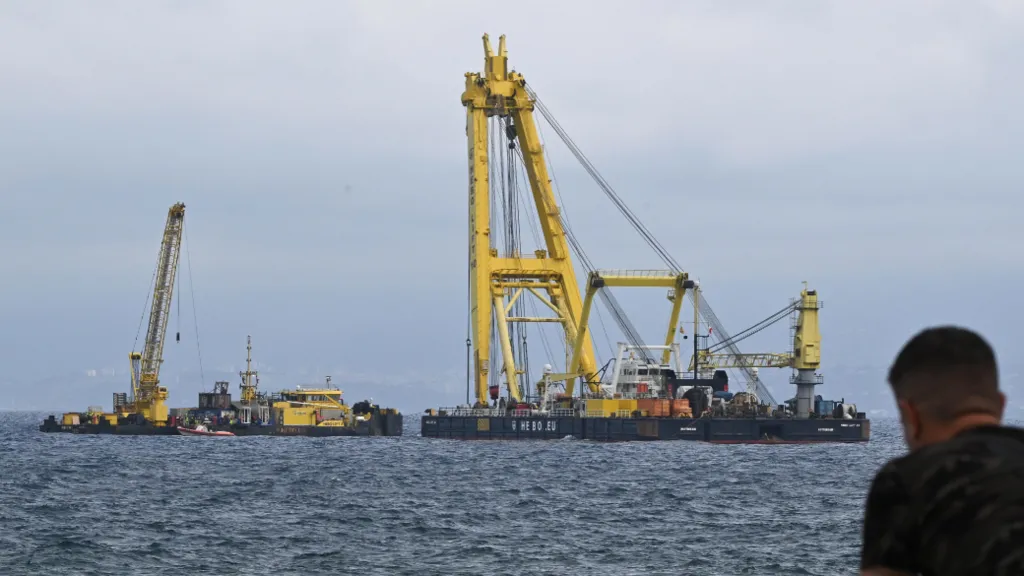 Diver dies working on tycoon&#039;s sunken superyacht