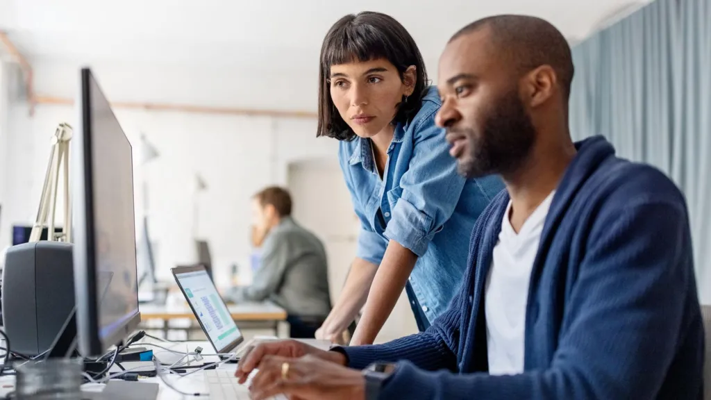 UK jobs market continues to weaken
