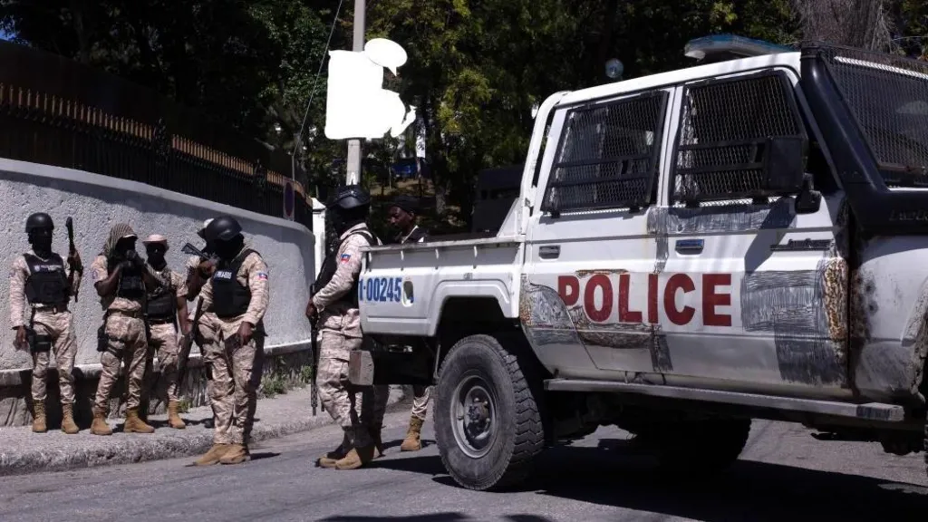 Haiti gangs storm town and release 500 inmates from jail