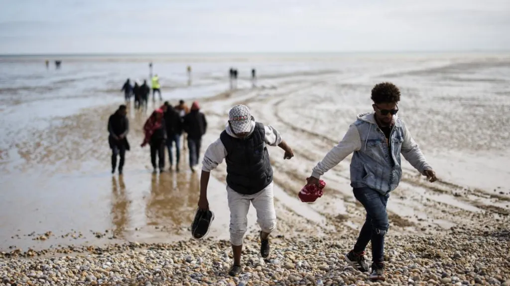 Government to drop asylum hotel provider