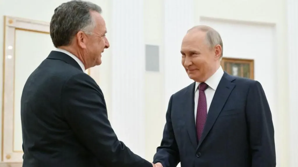 Steve Rosenberg: All smiles in the Kremlin as Putin sits down with Trump&#039;s deal-maker
