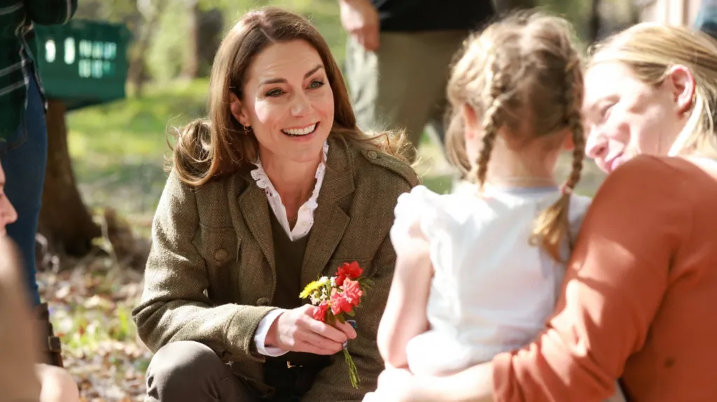 William and Kate join children on island nature trail