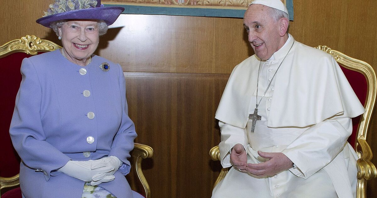Queen Elizabeth&#039;s 6-word response to Pope Francis&#039;s priceless gift to Prince George