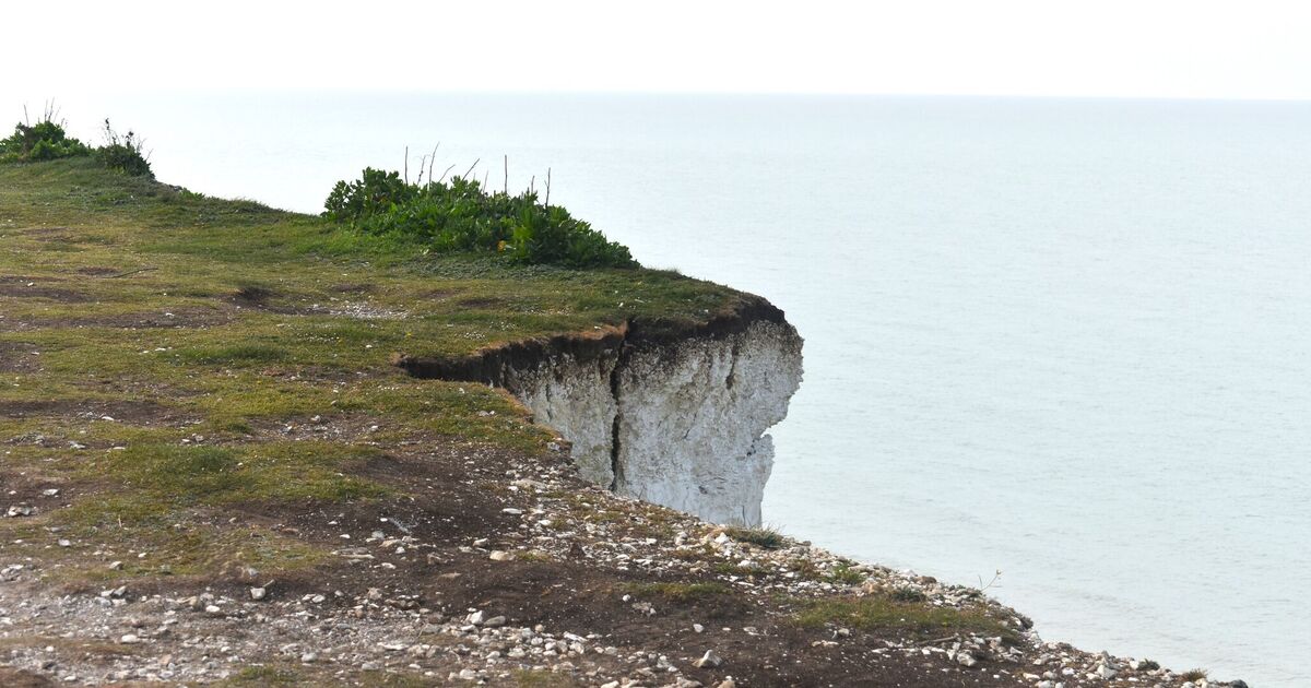 Warning as large crack appears on cliff at tourist hotstpot - &#039;could collapse at any time&#039;