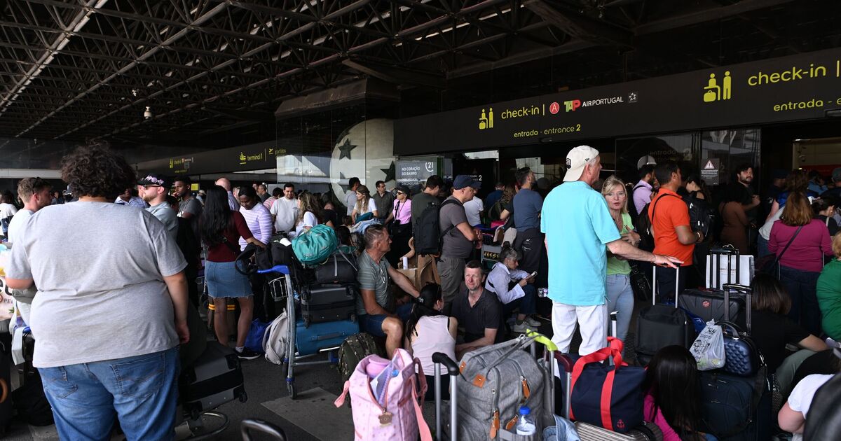 Ryanair and EasyJet warn of delays as chaos continues after Spain and Portugal power cut