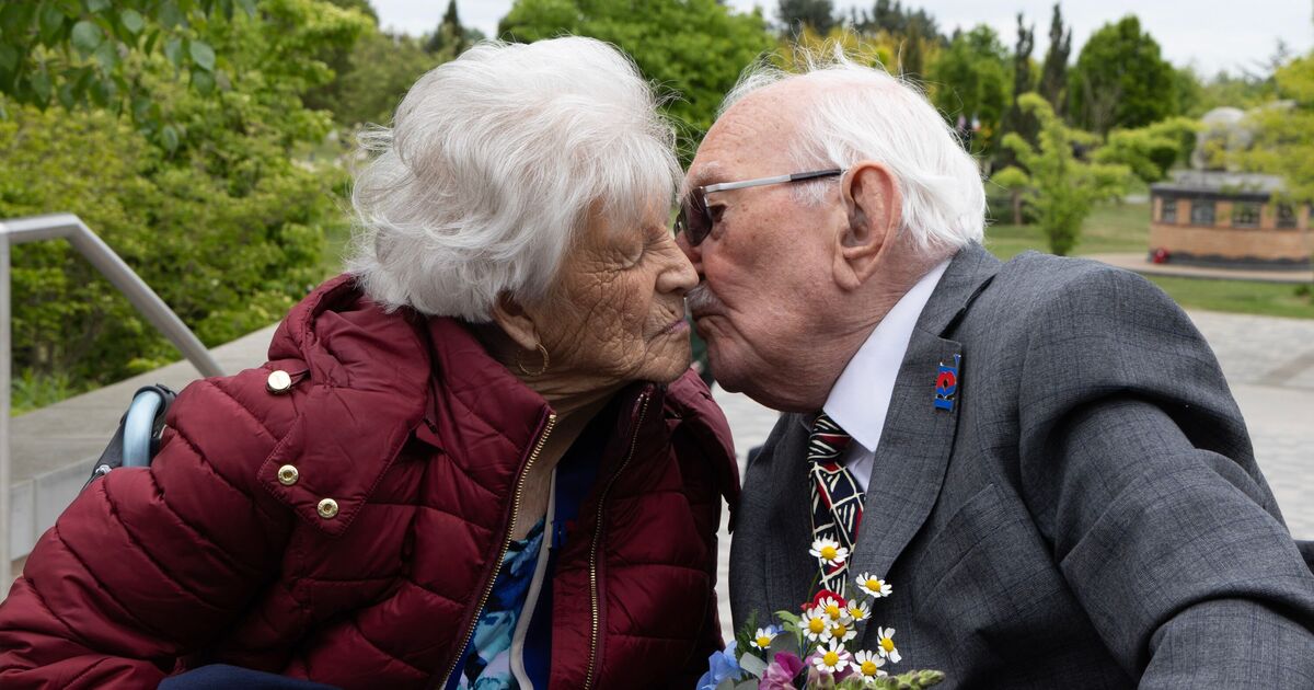 Tea for Victory! Vets celebrated at sumptuous party to mark VE Day