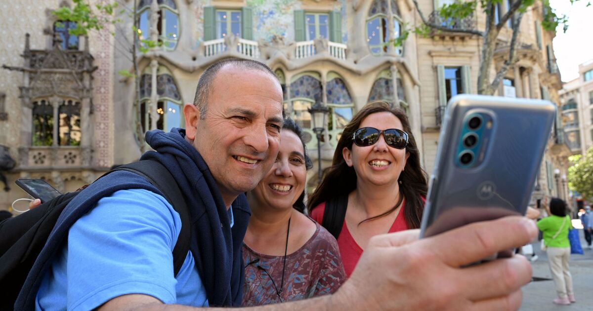 Spain launches fresh tourist crackdown with new ban and £170 fines for &#039;phone zombies&#039;