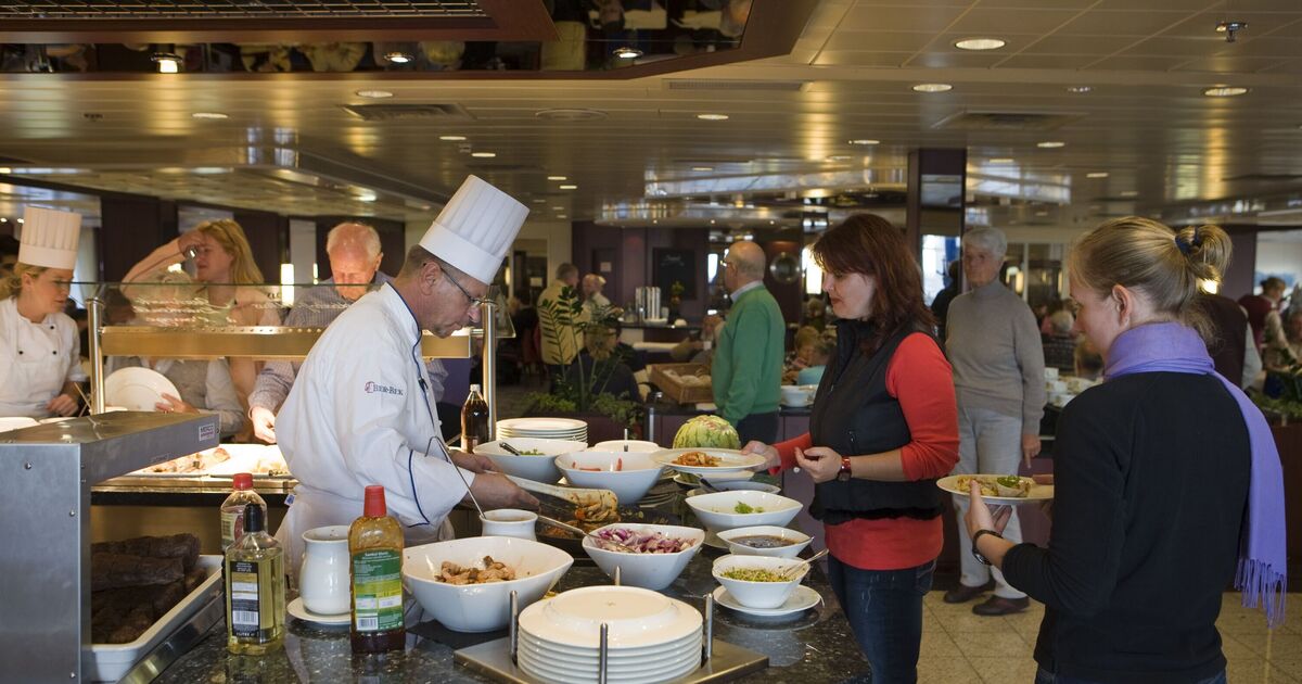 Cruise guests urged to avoid &#039;worst buffet mistake&#039; everyone makes on the first day