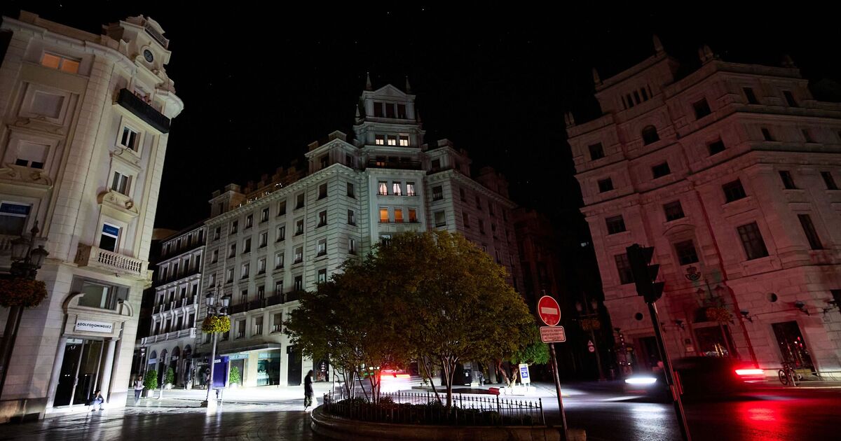 Brits in Portugal slam &#039;queues bigger than Alton Towers&#039; as panic buying sets in